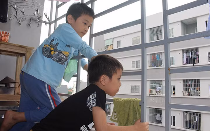 Các gia đình nên gia cố, lắp đặt chấn song, lưới bảo vệ ở cửa sổ, lô-gia để bảo vệ trẻ em, phòng tránh tai nạn thương tích.