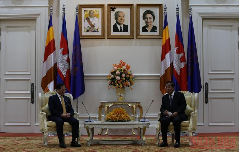 Bộ trưởng Bùi Thanh Sơn chào xã giao Thủ tướng Campuchia Samdech Techo Hun Sen (Ảnh: Nguyễn Hiệp)