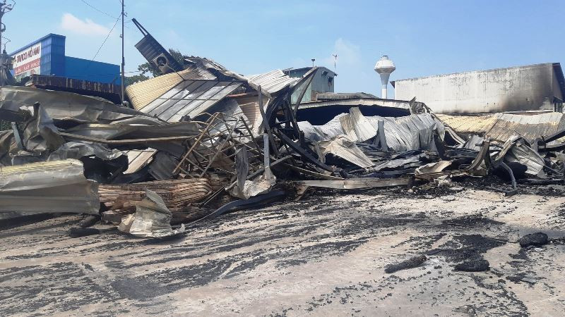 Hiện trường vụ cháy xưởng gỗ. 