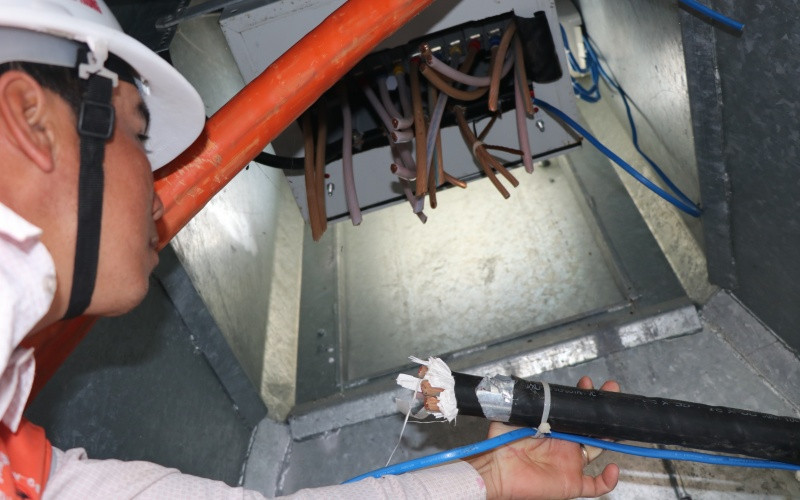 Một số hình ảnh tại dự một số vị trí tủ điện, hố ga đã bị kẻ gian tháo gỡ lấy cắp.