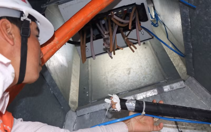 Một số hình ảnh tại dự một số vị trí tủ điện, hố ga đã bị kẻ gian tháo gỡ lấy cắp.