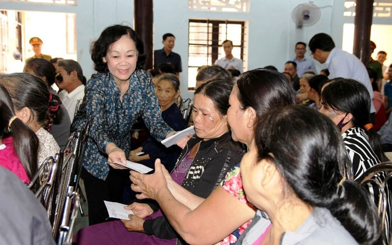 Đồng chí Trương Thị Mai tặng quà, chia sẻ khó khăn với người dân phường Hương Văn, Hương Vân (thị xã Hương Trà).
