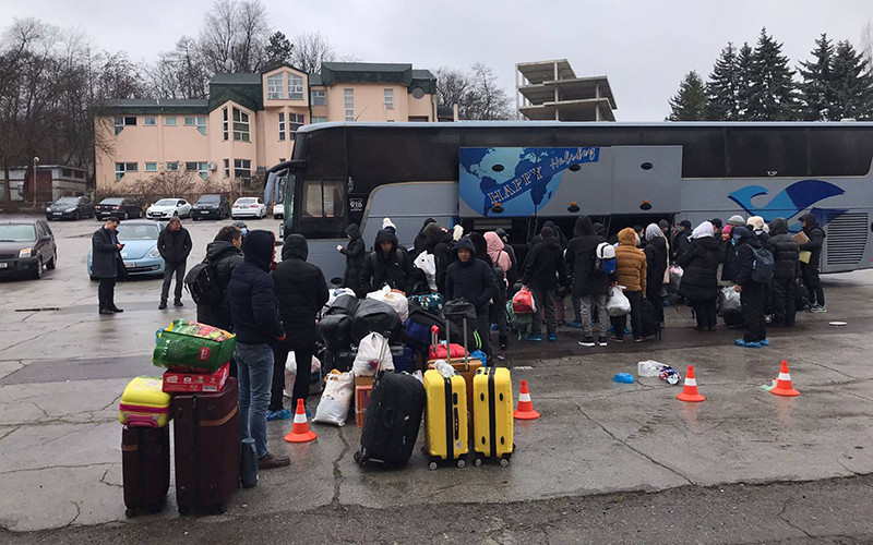 Đại sứ quán Việt Nam tại Rumani đưa người Việt sơ tán đến Rumani ngày 4/3.