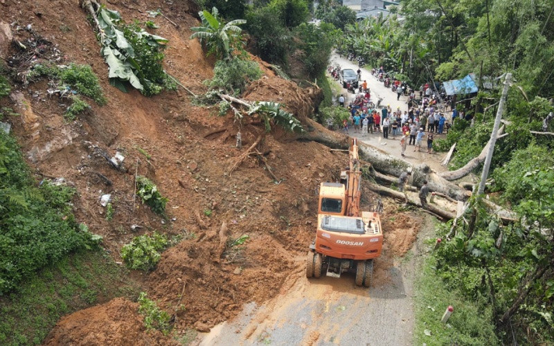 Khắc phục sạt lở trên tuyến Tỉnh lộ 258 từ Bạch Thông đi huyện Ba Bể.