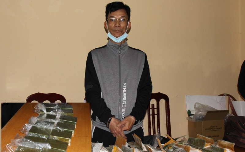 Đối tượng Thành và tang vật vụ án.