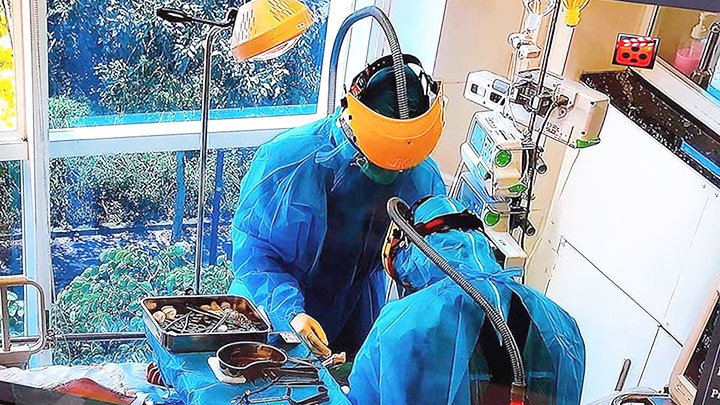 Điều trị bệnh nhân Covid-19 tại Khoa Hồi sức tích cực (BV Bệnh nhiệt đới T.Ư cơ sở 2). Ảnh: THANH ĐẶNG