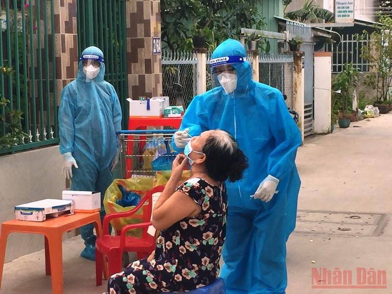 Lấy mẫu xét nghiệm tại nhà cho người dân phường Hưng Lợi, quận Ninh Kiều, TP Cần Thơ. (Ảnh: THANH TÂM)
