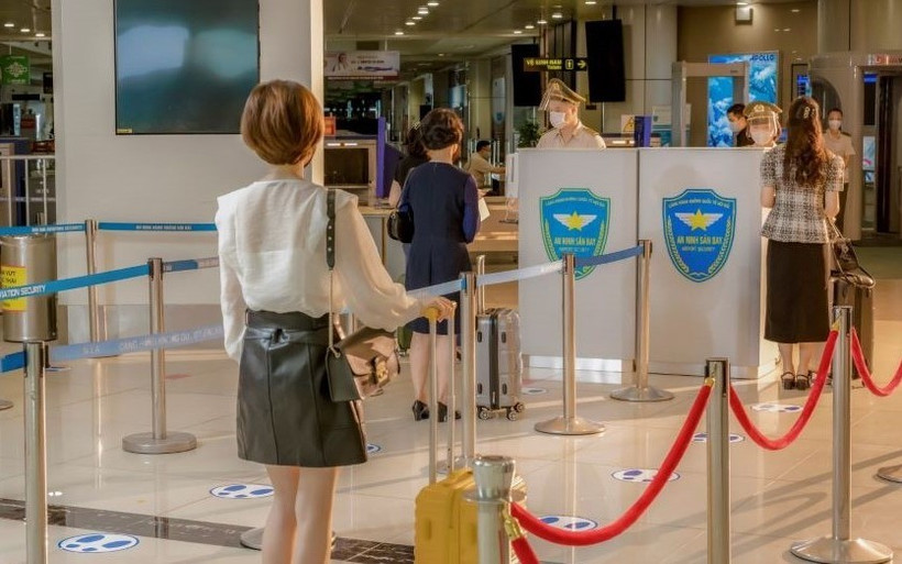 Hành khách làm thủ tục hàng không tại Cảng Hàng không quốc tế Nội Bài. (Ảnh: Cục Hàng không Việt Nam cung cấp)