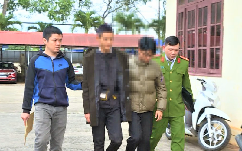 Các em học sinh trong nhóm trộm cắp được dẫn giải về Công an TP Buôn Ma Thuột.