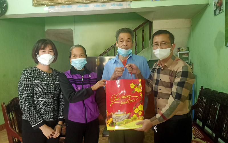 Đại diện Báo Nhân Dân tại Hà Giang trao quà Tết tặng gia đình thương binh Lục Văn Viện, thị trấn Vị Xuyên, huyện Vị Xuyên.