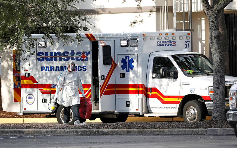 Một nhân viên y tế bước xuống khỏi xe cấp cứu bên ngoài Bệnh viện đa khoa St. Petersburg, bang Florida (Mỹ), nơi điều trị các bệnh nhân Covid-19. Ảnh: Reuters