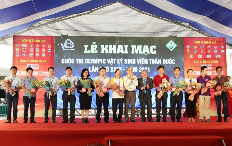 Ban tổ chức tặng cờ lưu niệm cho các đoàn tham dự. 