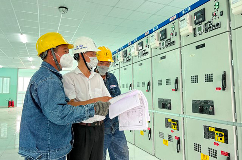 Lãnh đạo Tổng Công ty Điện lực Thành phố Hồ Chí Minh và các đoàn viên, thanh niên khánh thành, bàn giao công trình “Chung tay sử dụng năng lượng xanh” cho Trung tâm nuôi dưỡng bảo trợ trẻ Linh Xuân.