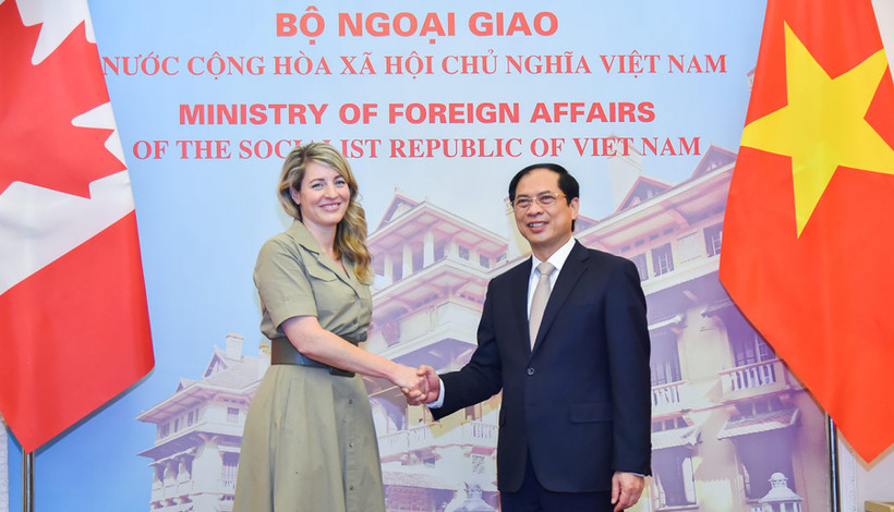 Bộ trưởng Ngoại giao Bùi Thanh Sơn và Bộ trưởng Ngoại giao Canada Mélanie Joly.