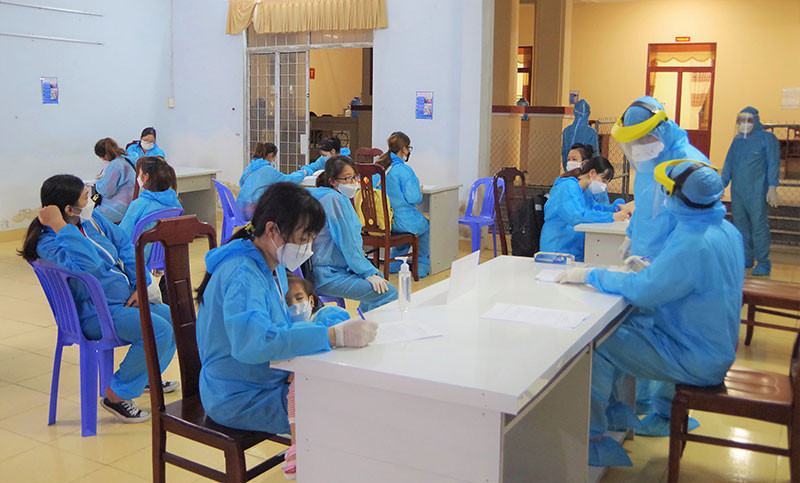 Ngành y tế tiến hành test nhanh các trường hợp công dân cách ly.