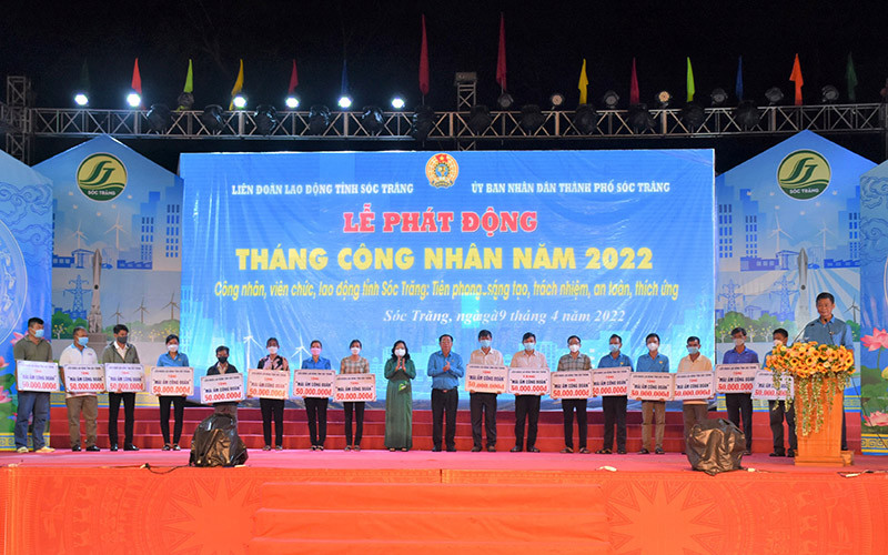 Trao “Mái ấm Công đoàn” cho các công nhân, lao động nghèo ở Sóc Trăng.