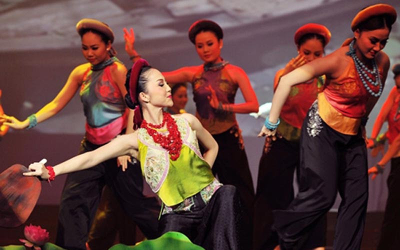 Một tiết mục biểu diễn của Đoàn ca múa nhạc Bông Sen.