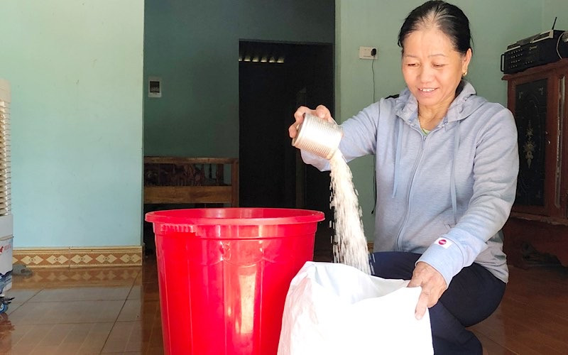 Chị Mai Thị Phượng ở thôn An Hướng, xã Gio An góp gạo ủng hộ.