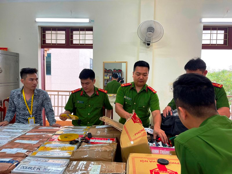 Công an phát lô dụng cụ, thiết bị có khả năng gian lận khi đánh bạc trước chứng kiến của gia chủ.