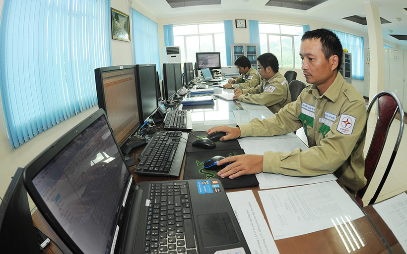 Kỹ sư vận hành trạm biến áp 500kV Sơn La. (Ảnh TRẦN HẢI)