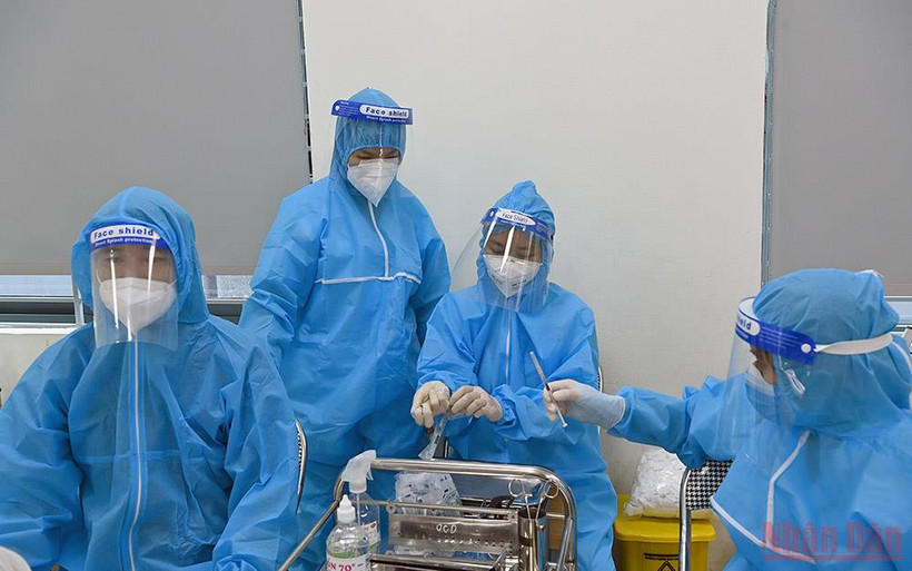 Chuẩn bị vaccine để tiêm cho người dân. (Ảnh: DUY LINH)