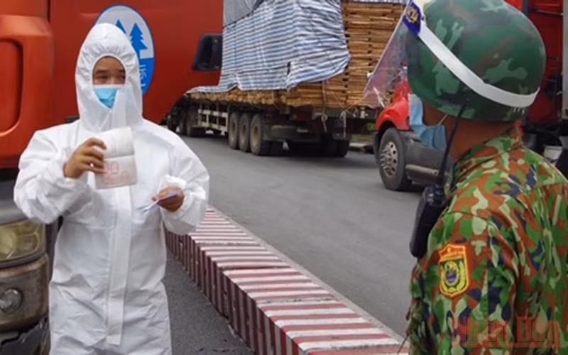 Cán bộ chiến sĩ Trạm kiểm soát biên phòng cửa khẩu quốc tế, kiểm tra giấy chứng nhận kết quả xét nghiệm Covid-19.