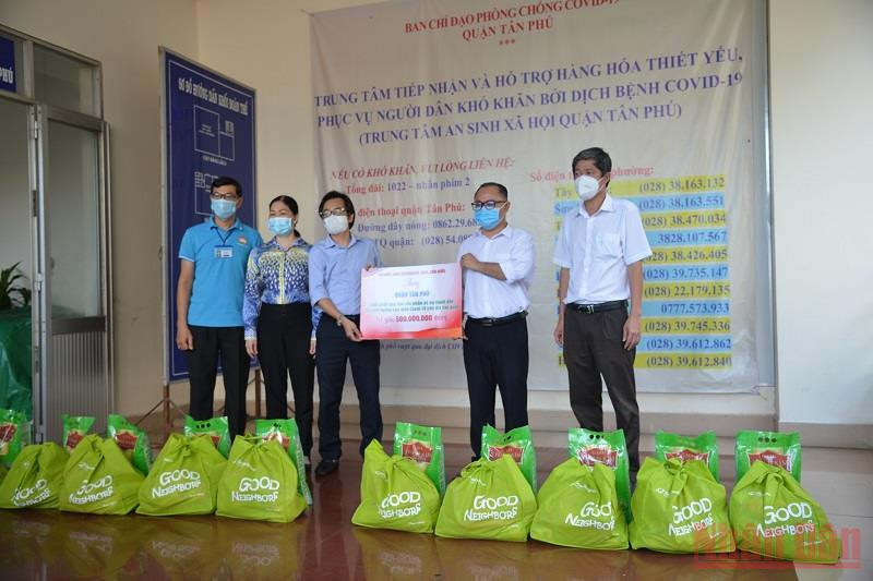 Tổ chức GNI trao quà hỗ trợ tại quận Tân Phú.