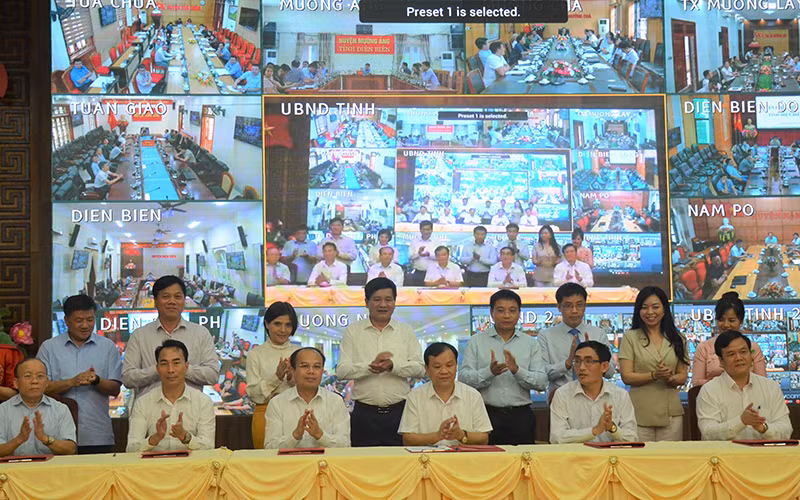 Đại diện lãnh đạo các sở, ngành tỉnh Điện Biên ký cam kết thực hiện các giải pháp cải thiện bền vững chỉ số PCI.