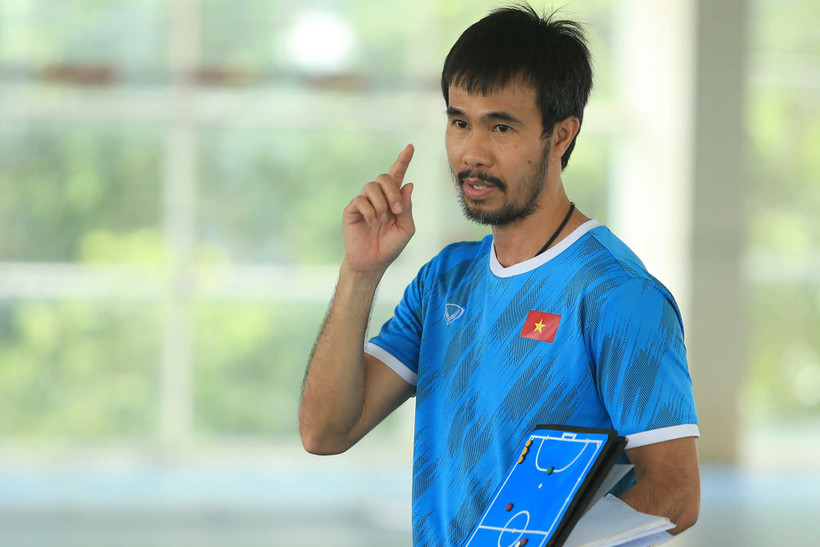 Sức khỏe HLV Phạm Minh Giang ổn định suốt quá trình điều trị tại Lithuania. (Ảnh: VFF)