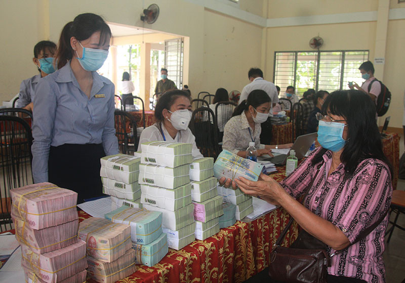 Người dân nhận tiền đền bù, hỗ trợ trong sáng 19-8.