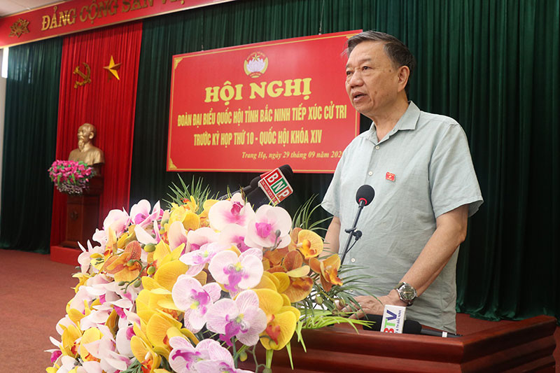 Bộ trưởng Công an tiếp xúc cử tri.