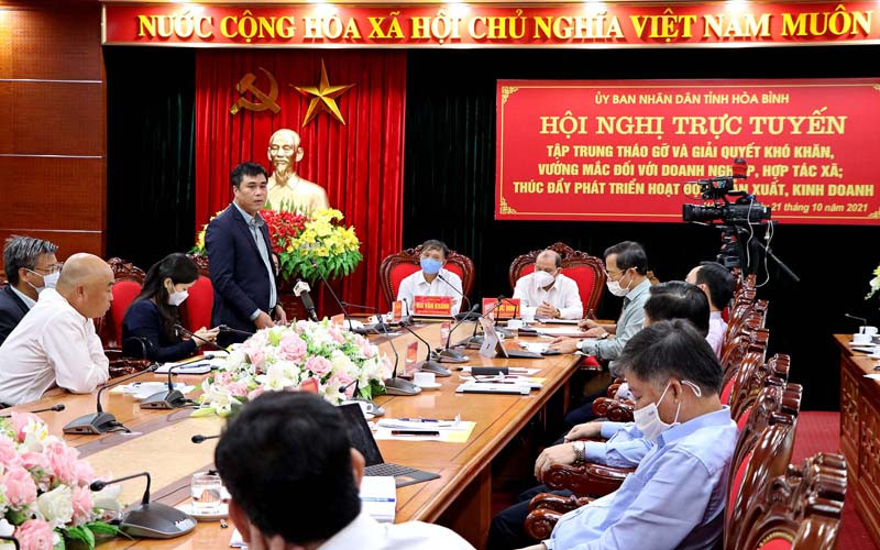 Đại diện Hội Doanh nghiệp tỉnh Hòa Bình nêu ra các khó khăn tại cuộc họp.