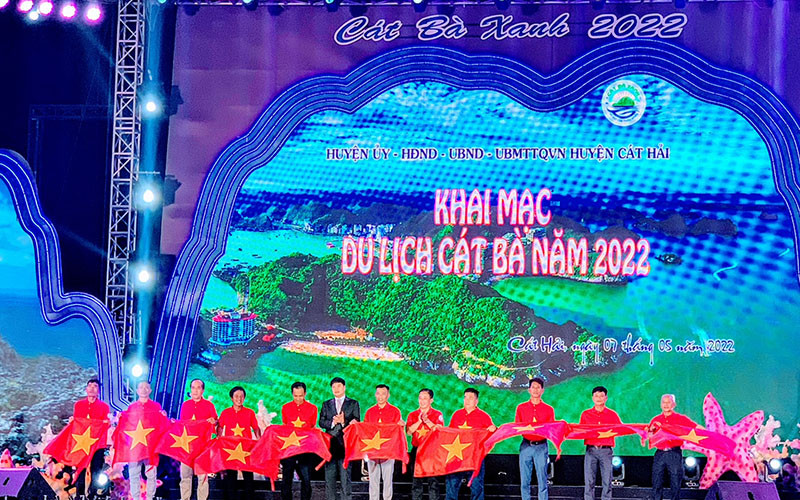 Quang cảnh khai mạc du lịch Cát Bà 2022 tối 7/5.