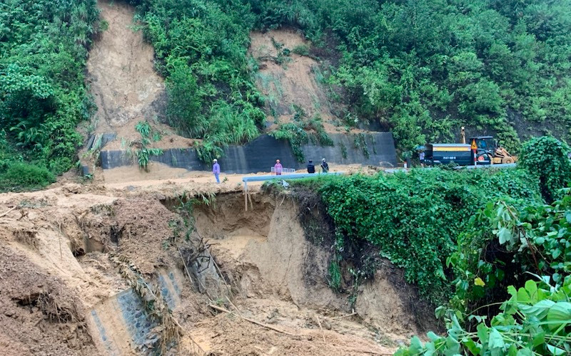 Sạt lở ta luy nghiêm trọng tại tuyến quốc lộ 9. (Ảnh: Tổng cục Đường bộ Việt Nam)
