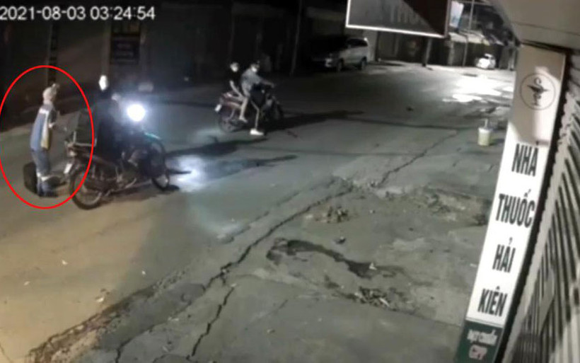 Vụ cướp được camera nhà dân ghi lại. 