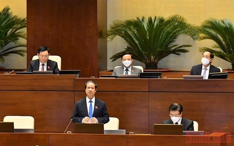 Bộ trưởng Giáo dục và Đào tạo Nguyễn Kim Sơn trả lời chất vấn của đại biểu Quốc hội ngày 11/11.