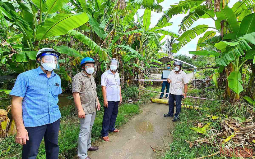 Bí thư Tỉnh ủy Cà Mau (cầm điện thoại) kiểm tra thực tế “điểm nóng” phong tỏa ở xã Khánh Hưng, huyện Trần Văn Thời.