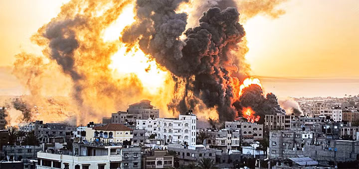 Khói bốc lên ở Khan Yunis sau cuộc không kích của Israel vào phía nam dải Gaza ngày 12-5. Ảnh: AFP