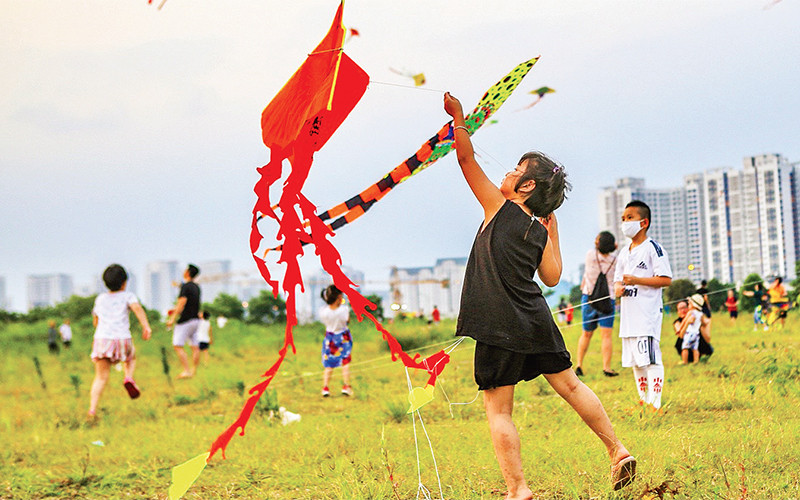Trẻ em chơi thả diều trong những ngày hè. Ảnh: NGUYỄN NGOAN