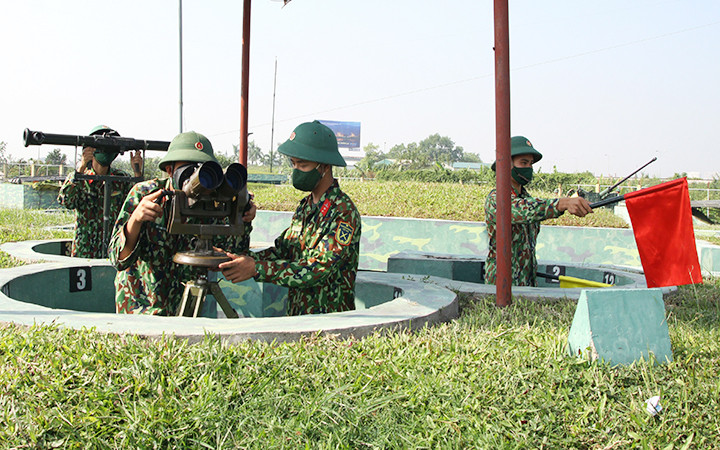 Tiểu đội chỉ huy thuộc Đại đội 2, Tiểu đoàn 1, Lữ đoàn 214 (Quân khu 3) luyện tập tình huống đánh địch đột nhập đường không.