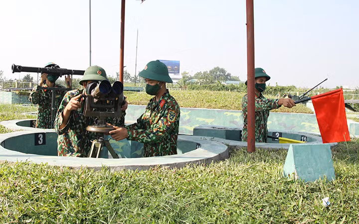 Tiểu đội chỉ huy thuộc Đại đội 2, Tiểu đoàn 1, Lữ đoàn 214 (Quân khu 3) luyện tập tình huống đánh địch đột nhập đường không.