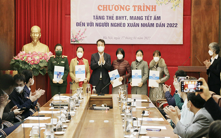 Đại diện các phòng công tác xã hội tại các bệnh viện tuyến trung ương nhận những phần quà từ chương trình để gửi tới các bệnh nhân. Ảnh: THANH HẰNG