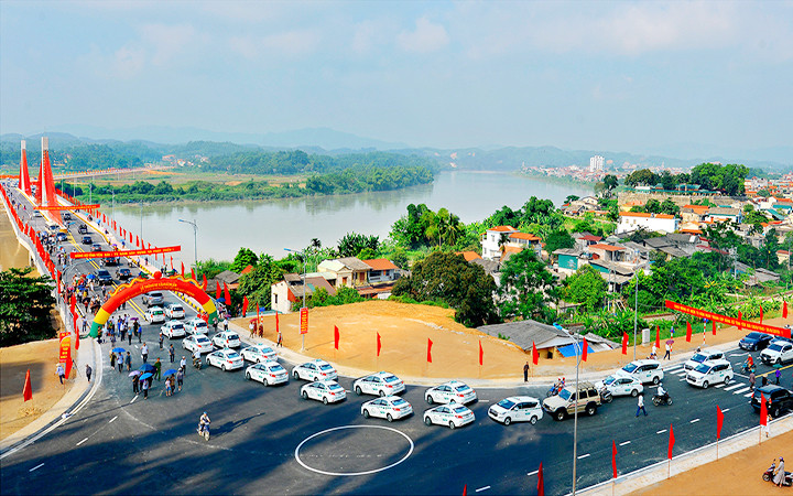 Thông xe cầu Bách Lẫm (Yên Bái). Ảnh: THANH SƠN