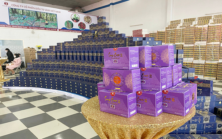 Hàng trăm sản phẩm trưng bày do Công ty Sâm Việt Nam quảng cáo được chế biến, sản xuất từ sâm Ngọc Linh.