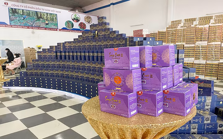 Hàng trăm sản phẩm trưng bày do Công ty Sâm Việt Nam quảng cáo được chế biến, sản xuất từ sâm Ngọc Linh.