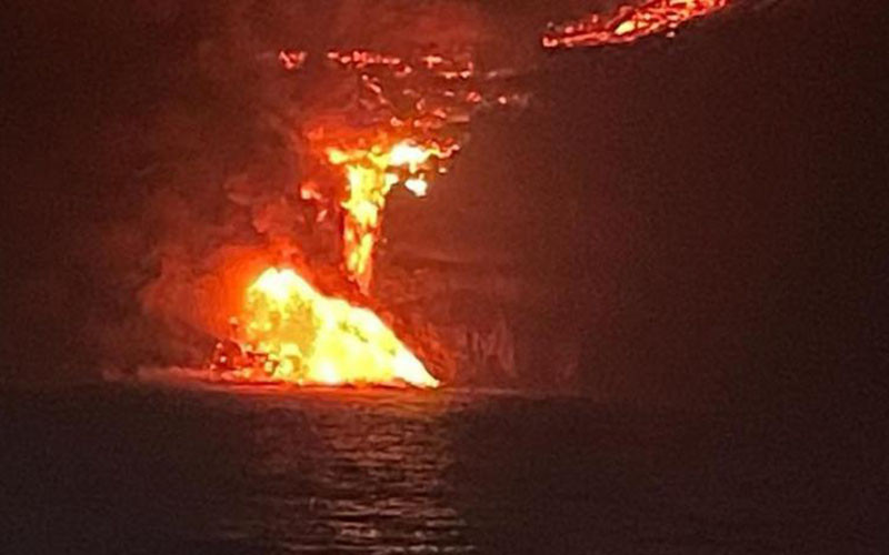 Dung nham từ núi lửa Cumbre Vieja, đảo La Palma tràn xuống biển. (Ảnh: Twitter Viện Hải dương học Tây Ban Nha)