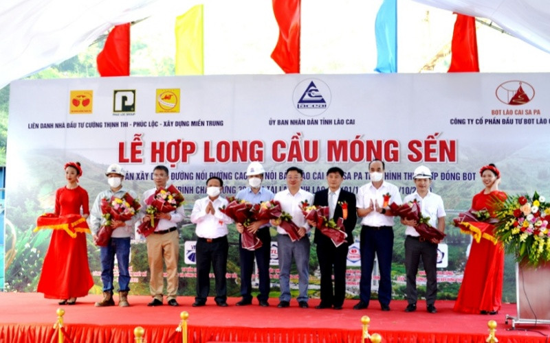 Hợp long cầu cạn Móng Sến cao nhất Việt Nam, nối cao tốc Nội Bài - Lào Cai với Khu du lịch quốc gia Sa Pa. 