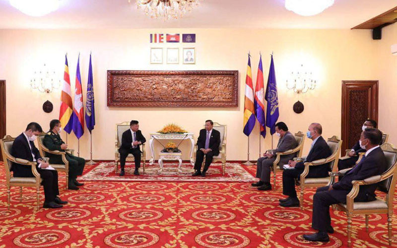 Chủ tịch Thượng viện Campuchia Samdech Say Chhum tiếp Đại sứ Việt Nam Nguyễn Huy Tăng .(Ảnh: Fresh News)