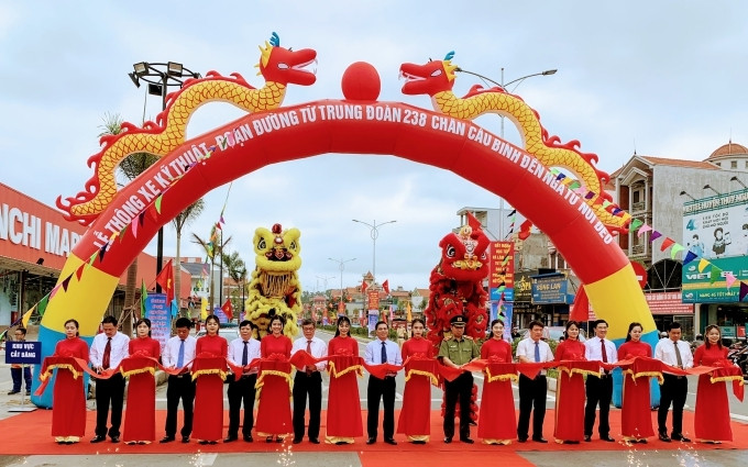 Các đại biểu cắt băng thông xe kỹ thuật tuyến đường.