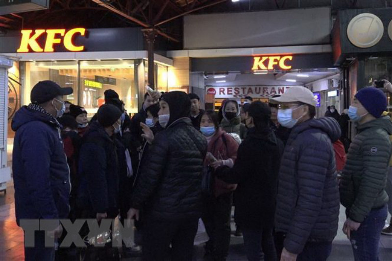 Người Việt sơ tán từ Ukraine tới Nhà ga chính ở thủ đô Bucarest, Romania. (Ảnh: TTXVN)